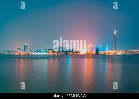 Nächtlicher Blick auf Macau über Zhuhai Stockfoto
