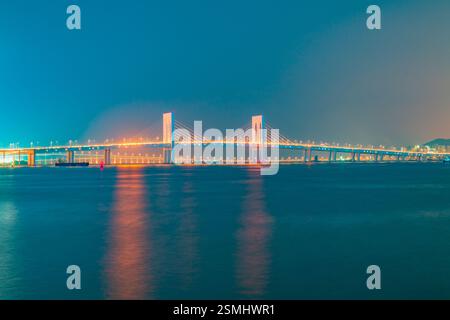 Nächtlicher Blick auf Macau über Zhuhai Stockfoto