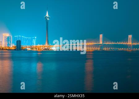 Nächtlicher Blick auf Macau über Zhuhai Stockfoto