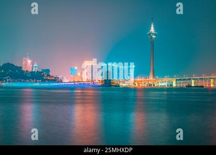 Nächtlicher Blick auf Macau über Zhuhai Stockfoto