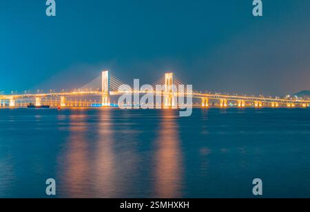 Nächtlicher Blick auf Macau über Zhuhai Stockfoto