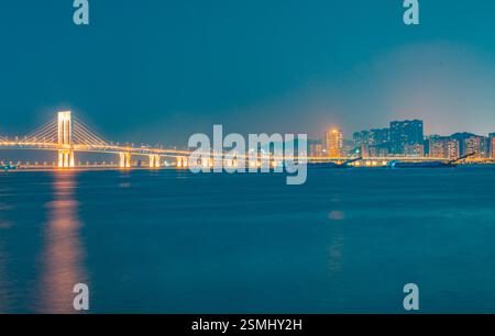 Nächtlicher Blick auf Macau über Zhuhai Stockfoto