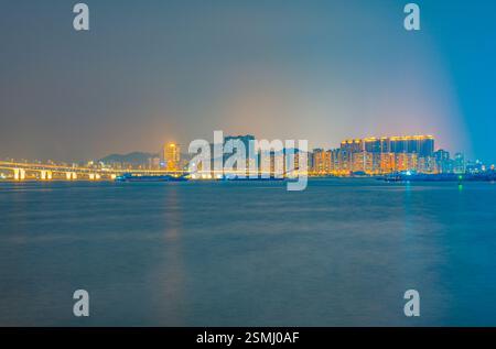 Nächtlicher Blick auf Macau über Zhuhai Stockfoto