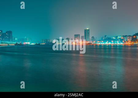 Nächtlicher Blick auf Macau über Zhuhai Stockfoto