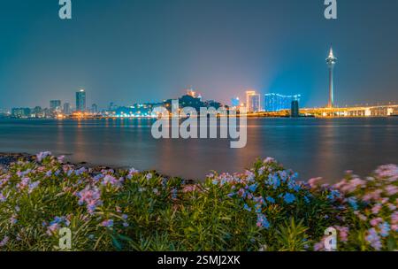 Nächtlicher Blick auf Macau über Zhuhai Stockfoto