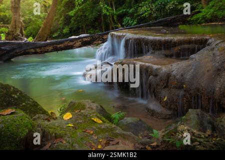 Der Erawan Wasserfall gilt weithin als einer der schönsten in Kanchanaburi, Thailand im Erawan Nationalpark Stockfoto
