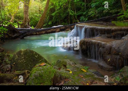 Der Erawan Wasserfall gilt weithin als einer der schönsten in Kanchanaburi, Thailand im Erawan Nationalpark Stockfoto