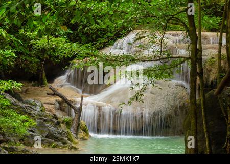 Der Erawan Wasserfall gilt weithin als einer der schönsten in Kanchanaburi, Thailand im Erawan Nationalpark Stockfoto