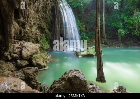 Der Erawan Wasserfall gilt weithin als einer der schönsten in Kanchanaburi, Thailand im Erawan Nationalpark Stockfoto