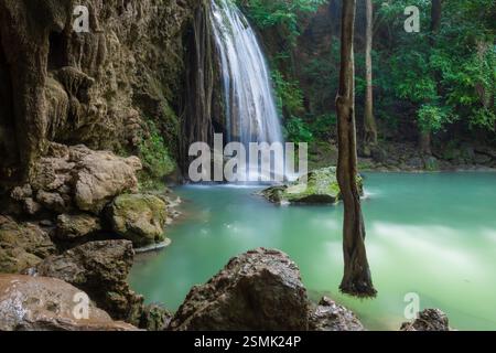 Der Erawan Wasserfall gilt weithin als einer der schönsten in Kanchanaburi, Thailand im Erawan Nationalpark Stockfoto