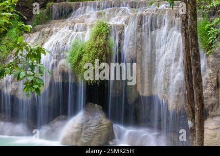 Der Erawan Wasserfall gilt weithin als einer der schönsten in Kanchanaburi, Thailand im Erawan Nationalpark Stockfoto