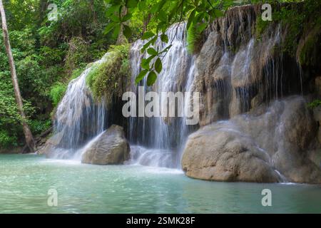 Der Erawan Wasserfall gilt weithin als einer der schönsten in Kanchanaburi, Thailand im Erawan Nationalpark Stockfoto