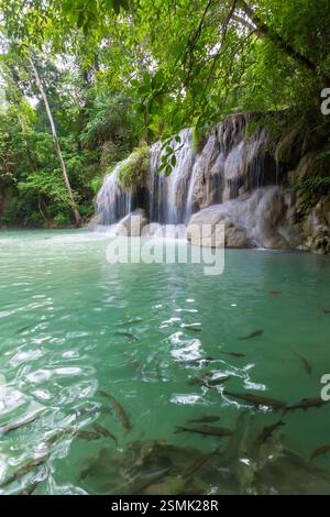 Der Erawan Wasserfall gilt weithin als einer der schönsten in Kanchanaburi, Thailand im Erawan Nationalpark Stockfoto