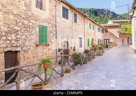 Historisches Viertel mit Kopfsteinpflaster Straße, Valldemossa, Mallorca, Balearen, Spanien Stockfoto