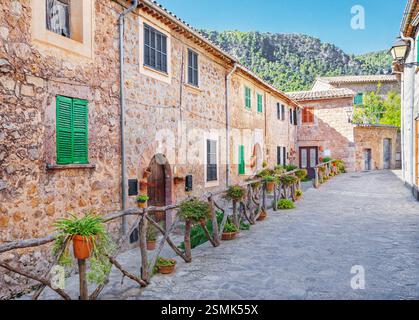 Historisches Viertel mit Kopfsteinpflaster Straße, Valldemossa, Mallorca, Balearen, Spanien Stockfoto