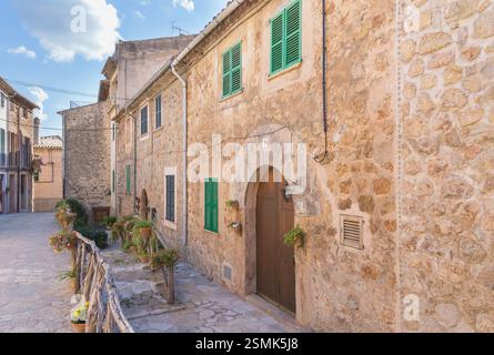 Historisches Viertel mit Kopfsteinpflaster Straße, Valldemossa, Mallorca, Balearen, Spanien Stockfoto