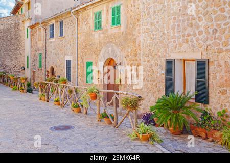 Historisches Viertel mit Kopfsteinpflaster Straße, Valldemossa, Mallorca, Balearen, Spanien Stockfoto
