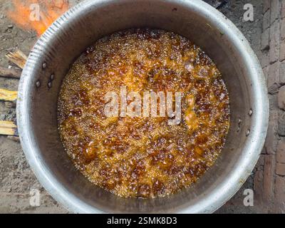 Kochendes Öl im großen Topf. Großaufnahme Mit Heißem Öl. Stockfoto