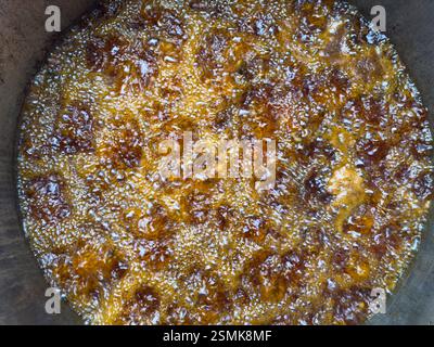 Nahaufnahme von sprudelndem heißem Öl in einem großen Topf oder Kochen bei hoher Hitze. Stockfoto