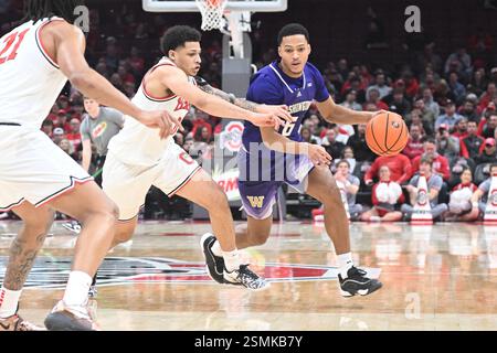12. Februar 2025: Tyree Ihenacho (6), der Washington Huskies Guard, spielt den Ball gegen John Mobley Jr. (0) der Ohio State Buckeyes Guard in Columbus, Ohio. Brent Clark/CSM Stockfoto