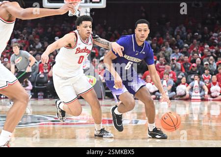 12. Februar 2025: Tyree Ihenacho (6), der Washington Huskies Guard, spielt den Ball gegen John Mobley Jr. (0) der Ohio State Buckeyes Guard in Columbus, Ohio. Brent Clark/CSM Stockfoto