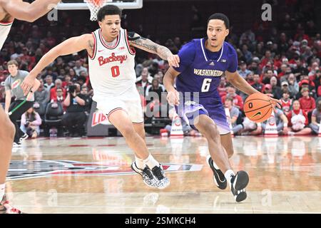 12. Februar 2025: Tyree Ihenacho (6), der Washington Huskies Guard, spielt den Ball gegen John Mobley Jr. (0) der Ohio State Buckeyes Guard in Columbus, Ohio. Brent Clark/CSM Stockfoto
