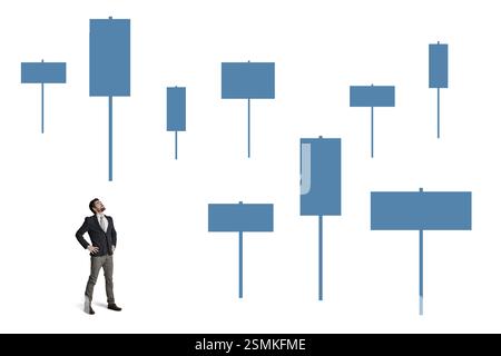 Börse, weißer Hintergrund oder Mann mit Kerzenhalter für Investitionssignal, Finanzierung oder Wert. Finanzanalyse, Studio und verwirrter Händler mit Stockfoto