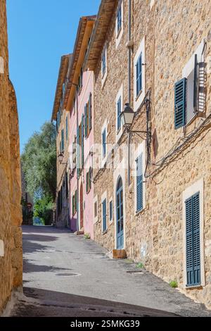 Historische Straße, Deia, Mallorca, Balearen, Spanien Stockfoto