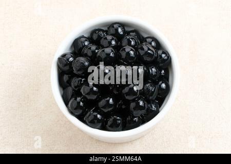 Schwarze boba-Tapioka-Perlen, garniert mit Sprudeltee oder anderem Getränk Stockfoto