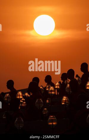 Bangkok, Thailand. Februar 2025. Mönche beten, wenn die Sonne während der jährlichen Zeremonie von Makha Bucha im Wat Dhammakaya im Norden von Bangkok untergeht. Die Thailänder feiern das buddhistische fest der Umgehungsbewegung im Uhrzeigersinn und die Makha Bucha Laternen-Lichtzeremonie am „Makha Bucha Day“ während des dritten Mondmondes, wo sich etwa 1250 Mönche versammelten, um vom Buddha geweiht zu werden, und 35000 Gläubige, die Laternen halten. Quelle: SOPA Images Limited/Alamy Live News Stockfoto