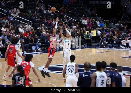 Washington, District of Columbia, USA. Februar 2025. TYRESE HALIBURTON #0 der Indiana Pacers schießt den Ball gegen ALEX SARR #20 der Washington Wizards während der zweiten Hälfte der NBA-Action in der Capital One Arena. (Credit Image: © Sabina Shysh/ZUMA Press Wire) NUR REDAKTIONELLE VERWENDUNG! Nicht für kommerzielle ZWECKE! Stockfoto