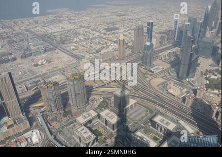 Ein atemberaubender Blick aus der Vogelperspektive von Dubai zeigt eine Metropole, in der sich Autobahnen zwischen hoch aufragenden Wolkenkratzern schlängeln. Die Szene erweckt das Gefühl, über die Luft zu fliegen Stockfoto