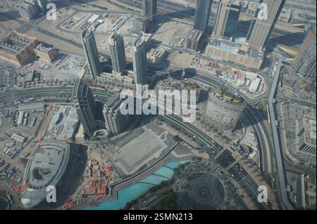 Geschäftige Metropole, Dubai. Aus der Vogelperspektive erschließt sich eine weitläufige Stadt mit Wolkenkratzern und gewundenen Straßen, die komplexe Stadtplanung veranschaulicht. Stockfoto