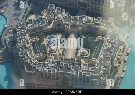 Aus der Vogelperspektive auf Dubai offenbart sich ein Hochhaus, das von einem blühenden Dachgarten gekrönt ist. Dieser Wolkenkratzer ist nichts anderes als der Burj Khalifa, der Stockfoto
