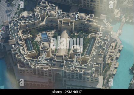 Ein Blick aus der Vogelperspektive in Dubai zeigt das höchste Gebäude der Welt, den Burj Khalifa. Der Wolkenkratzer bietet glitzernde Pools und üppiges Grün auf seinem terrac Stockfoto