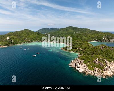 Pulsierende tropische Küstenlandschaft mit türkisfarbenem Wasser und üppiger grüner Umgebung. Koh Tao, Thailand. Stockfoto