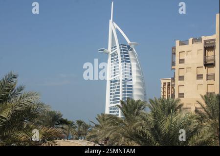 Dubais Jumeirah Burj Al Arab, ein luxuriöses Hotel, das einem wehenden Segel ähnelt, befindet sich auf einer künstlichen Insel, ein Wahrzeichen, das die Opulenz der Stadt symbolisiert. Stockfoto