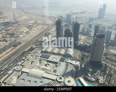 Skyline von Dubai von oben. Ein atemberaubender Blick aus der Luft zeigt die weitläufige Stadtlandschaft der Stadt. Hoch aufragende Wolkenkratzer durchdringen den Himmel, viele davon noch unter Stockfoto