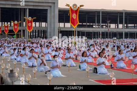 Die Menschen beten während der Zeremonien des Makha Bucha Day im Wat Phra Dhammakaya Tempel weiter. 5.000 buddhistische Mönche und 35.000 Menschen nahmen an dieser jährlichen Veranstaltung Teil. Stockfoto