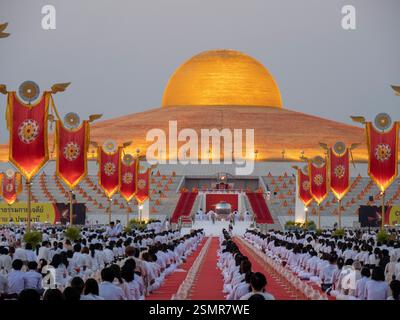 Die Menschen beten während der Zeremonien des Makha Bucha Day im Wat Phra Dhammakaya Tempel weiter. 5.000 buddhistische Mönche und 35.000 Menschen nahmen an dieser jährlichen Veranstaltung Teil. Stockfoto