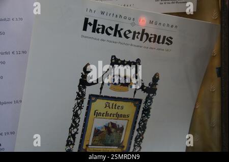 Ein Menü aus dem Hackerhaus, einem traditionellen bayerischen Restaurant in München, bietet bayerische Gerichte wie Würstchen, Sauerbraten und Kartoffelknödel Stockfoto