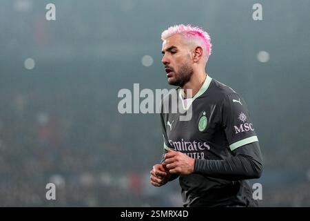 ROTTERDAM, NIEDERLANDE - 12. FEBRUAR: Theo Hernandez vom AC Milan sieht beim Play-off-Spiel der UEFA Champions League 2024/25 League zwischen Feyenoord und AC Milan am 12. Februar 2025 im Stadion Feijenoord in Rotterdam, Niederlande, an. (Foto: Rene Nijhuis/MB Media) Stockfoto