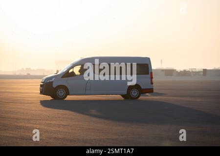 Doha, Katar - 14. Dezember 2024: Toyota Hiace 2.8 l Diesel-Minibus mit 13 Sitzplätzen Stockfoto