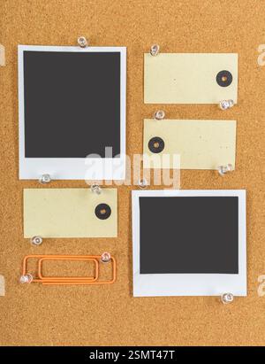 Leere Notizen und Fotos auf einer Korkwand, die Kreativität und Organisation in einem Arbeitsbereich darstellen Stockfoto