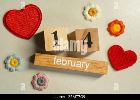 14. Februar, Valentinstag, auf Holzkalender und Herzstück Stockfoto