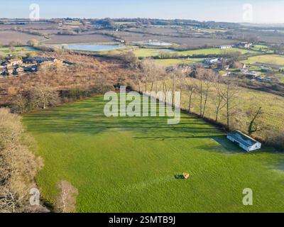 Aus der Vogelperspektive auf das alte Dorf Ulcombe und seinen zentralen Park und Erholungsgebiet in kent. Das Dorf wurde im domesday Buch erwähnt Stockfoto