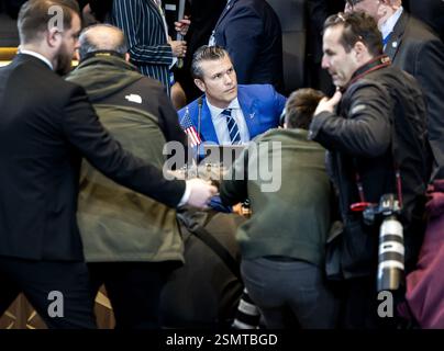 BRÜSSEL - US-Verteidigungsminister Pete Hegseth wird vor einem Treffen der Verteidigungsminister der 32 NATO-Länder von Fotografen im NATO-Hauptquartier umzingelt. Auf dem so genannten Verteidigungsminister erörtern sie unter anderem die Vorbereitungen für den NATO-Gipfel im Juni in den Haag. ANP REMKO DE WAAL niederlande raus - belgien raus Stockfoto