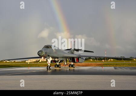 Ein B-1B Lancer der US Air Force, der 34th Expeditionary Bomb Squadron, Ellsworth Air Force Base, S.D., zugewiesen ist, parkt auf der Andersen Air Force Base. Stockfoto