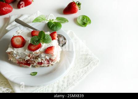 Erdbeer-Tiramisu. Traditionelles italienisches Dessert mit Erdbeeren, Mascarponescreme und Marienfinger. Direkt darüber. Kopierbereich. Stockfoto