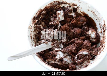 Schüssel mit verschlagenem Eiweiß und mit Kakao gemischt. Konzept der hausgemachten Küche. Draufsicht. Stockfoto